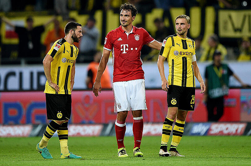 Beim Supercup am 14. August war Wieder-Bayern-Spieler Mats Hummels ertmals nach Dortmund zurückgekehrt - hier spricht er nach Spielende mit den Borussen Gonzalo Castro (links) und Marcel Schmelzer (rechts).