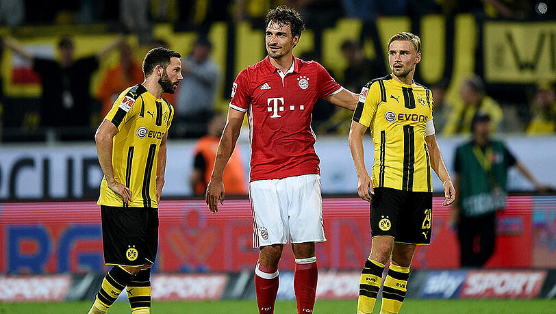 Beim Supercup am 14. August war Wieder-Bayern-Spieler Mats Hummels ertmals nach Dortmund zurückgekehrt - hier spricht er nach Spielende mit den Borussen Gonzalo Castro (links) und Marcel Schmelzer (rechts). Beim Supercup am 14. August war Wieder-Bayern-Spieler Mats Hummels ertmals nach Dortmund zurückgekehrt - hier spricht er nach Spielende mit den Borussen Gonzalo Castro (links) und Marcel Schmelzer (rechts).