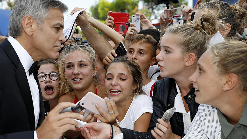 Umlagert von be- und entgeisterten Fans: George Clooney.