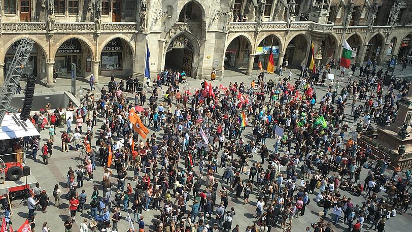 Der Marienplatz in München füllt sich gegen Mittag.