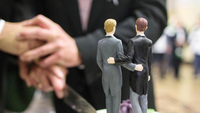 Ehe für Alle: Zwei Männer schneiden nach ihrer Eheschließung eine Hochzeitstorte an. Ehe für Alle: Zwei Männer schneiden nach ihrer Eheschließung eine Hochzeitstorte an.