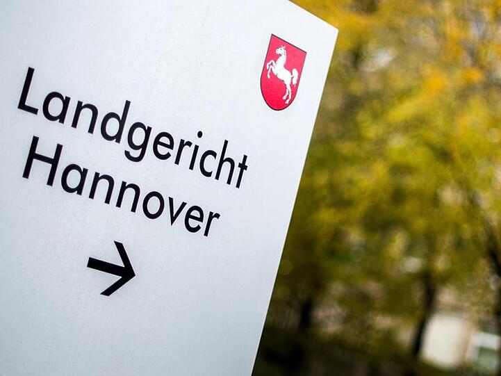 Vor dem Landgericht in Hannover muss sich eine 44-Jährige wegen der Mißhandlung ihrer Tochter verantworten.