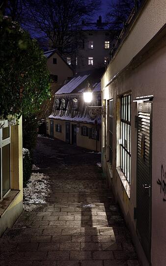 Da geht's runter: der Blick vom Durchgang am Max-Weber-Platz.