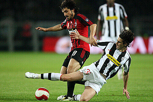 Gennaro Gattuso bleibt beim AC Mailand und verlängert für weitere drei Jahre bei Milan bleiben.