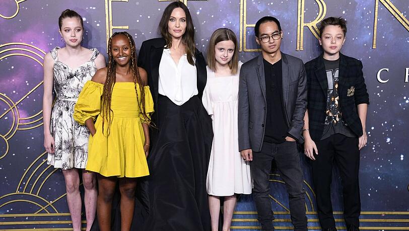 Angelina Jolie mit fünf ihrer sechs Kinder.