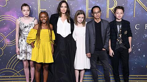 Angelina Jolie mit fünf ihrer sechs Kinder.