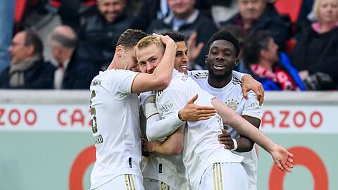 Bayerns Matthijs de Ligt (2.v.l) jubelt nach seinem Tor mit Benjamin Pavard (l), Joao Cancelo (2.v.r) und Alphonso Davies (r).