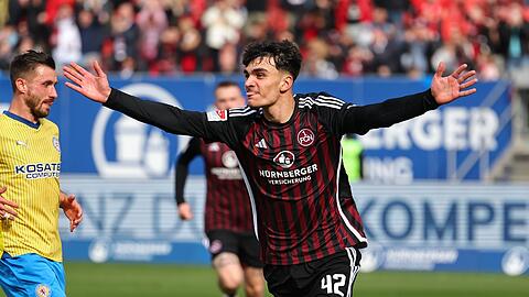 Der Nürnberger Can Yilmaz Uzun jubelt über seinen Treffer zum 2:0.