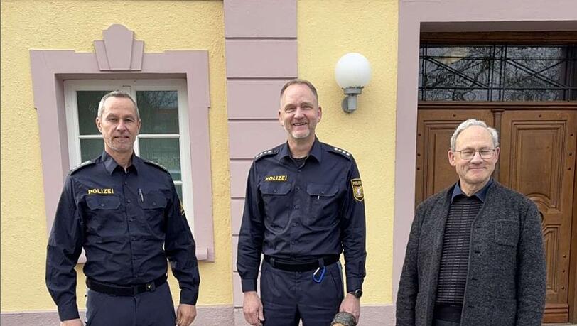 Die Polizisten übergeben die gestohlene Figur an den Pfarrer. (Foto Handout)