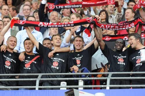 Hier feiert Stefan Reinartz (3.v.r.) noch feucht-fröhlich mit den FCN-Kollegen den Aufstieg, aber ob er bleiben darf, ist äußerst fraglich.