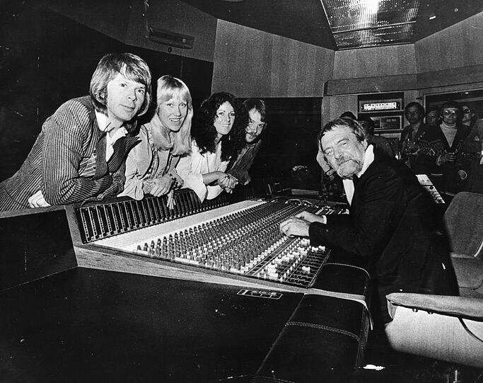 Björn Ulvaeus (links) und Benny Andersson (Vierter von links) komponierten "Dancing Queen", Agnetha Fältskog (Zweite von links) und Anni-Frid Lyngstad sangen den Titel zum Hit - aber getextet wurde "Danding Queen" von ABBA-Manager Stig Anderson (rechts, am Mischpult). Björn Ulvaeus (links) und Benny Andersson (Vierter von links) komponierten "Dancing Queen", Agnetha Fältskog (Zweite von links) und Anni-Frid Lyngstad sangen den Titel zum Hit - aber getextet wurde "Danding Queen" von ABBA-Manager Stig Anderson (rechts, am Mischpult).