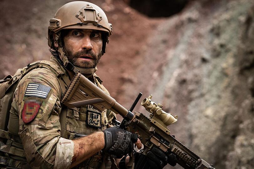US-Sergeant Kinley (Jake Gyllenhaal) will sich bei seinem Retter Ahmed (Dar Salim) zu revanchieren und ihn und seine Familie in Sicherheit bringen. US-Sergeant Kinley (Jake Gyllenhaal) will sich bei seinem Retter Ahmed (Dar Salim) zu revanchieren und ihn und seine Familie in Sicherheit bringen.