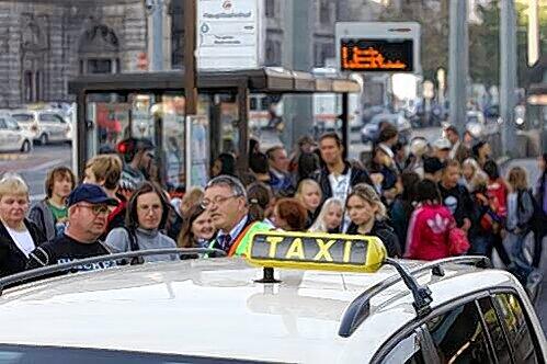 Wer darf zuerst einsteigen? Der Betrieb der Straßenbahnlinie 7 musste eingestellt werden. Als Ersatz setzt die VAG schon seit Streikbeginn Taxis ein.