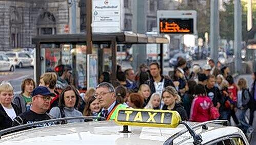 Wer darf zuerst einsteigen? Der Betrieb der Straßenbahnlinie 7 musste eingestellt werden. Als Ersatz setzt die VAG schon seit Streikbeginn Taxis ein. Wer darf zuerst einsteigen? Der Betrieb der Straßenbahnlinie 7 musste eingestellt werden. Als Ersatz setzt die VAG schon seit Streikbeginn Taxis ein.