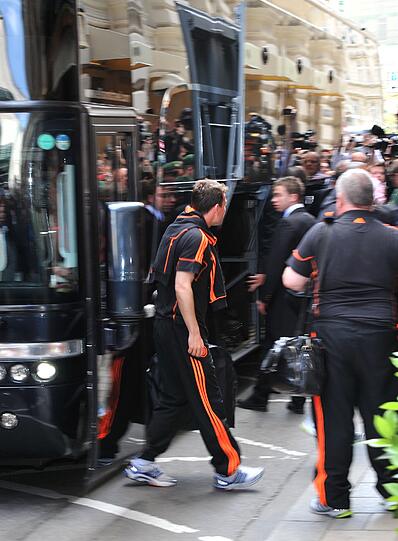 Die Spieler verlassen den Bus.