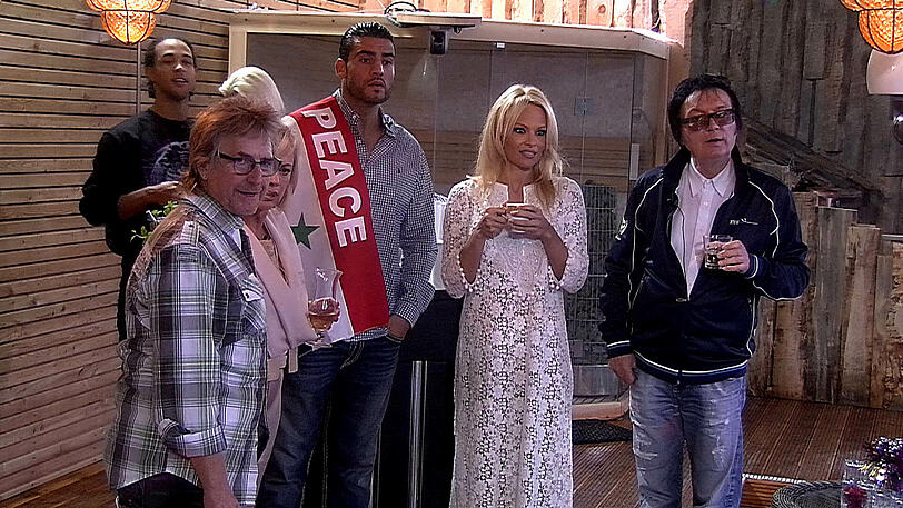 Ex-Baywatch-Nixe Pamela Anderson ist ins Big Brother Haus eingezogen. Martin Semmelrogge startet sofort eine Charme-Offensive. Wie reagieren die anderen Bewohner? Und warum fehlt auf einmal der Massagestuhl? Die Bilder!