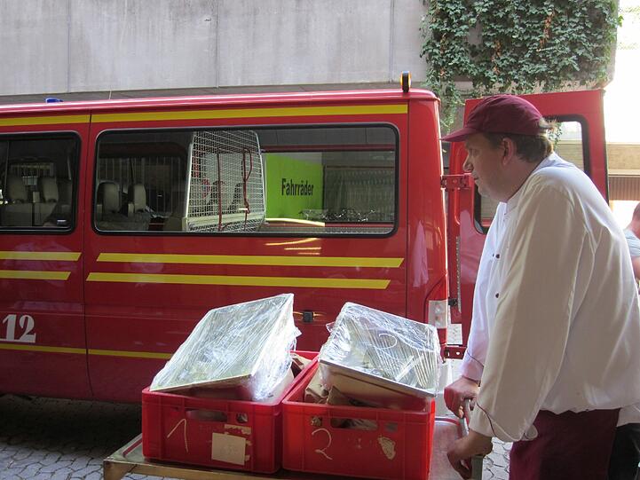 Es gibt zwei verschiedene Menus: Wiener Schnitzel mit Zitronenspalt, Petersilienkartoffeln und buntem Gemüse...
