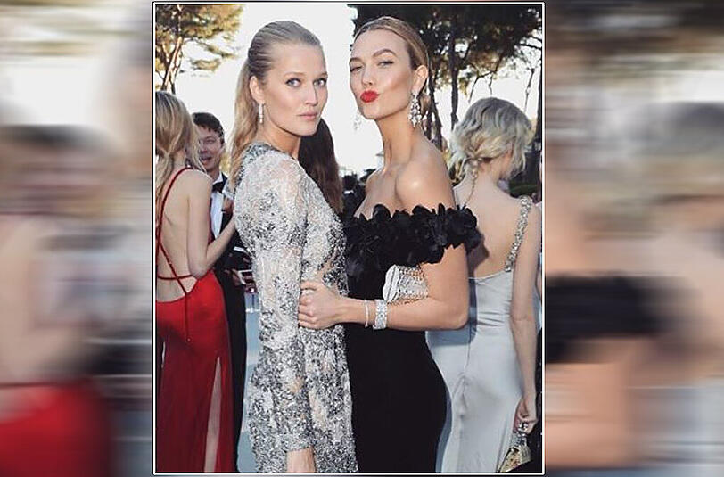 Models unter sich: Karlie Kloss und Toni Garrn posieren auch für ihre eigene Kamera.