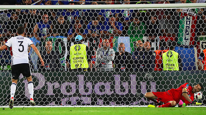 18. Schuss: JONAS HECTOR, 6:5. Verwandelt! In Köln nennen sie ihn "Schlaubi Schlumpf", weil er nebenher studiert. Hector hat die Angst in den Augen stehen, sein Elfmeter ist sehr zaghaft - aber der Ball rollt unter Buffon hindurch ins Tor. Das Drama hat ein Ende. Hector ist der Held.