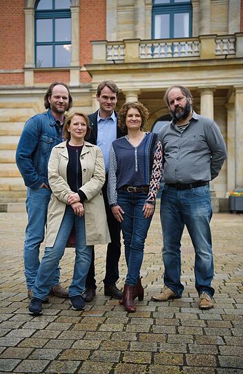 Die "Tatort"-Kommissare aus Franken: Die Schauspieler Andreas Leopold Schadt (l-r), Dagmar Manzel, Fabian Hinrichs, Eli Wasserscheid und Matthias Egersdörfer stehen bei einem Foto-Call vor dem Bayreuther Festspielhaus.