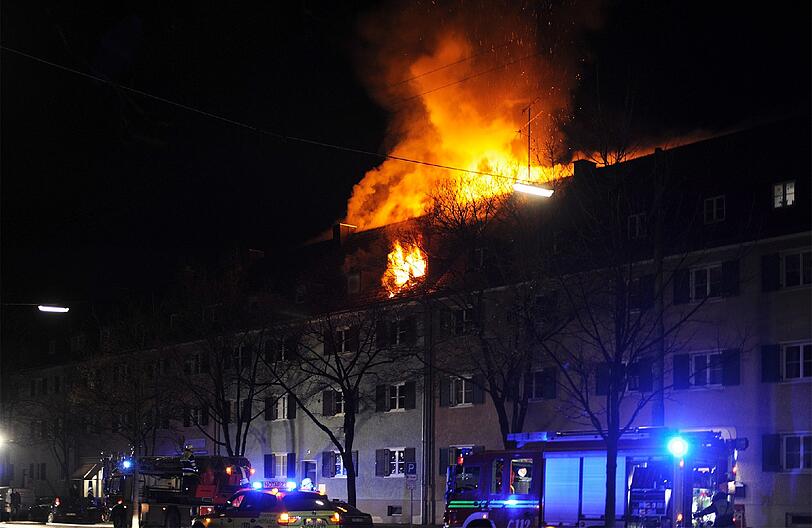 "Im Einsatzverlauf drohte das Feuer auf das Nachbarhaus überzugreifen."