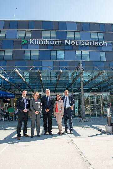 OB Reiter eingerahmt von Klinikleitung Christa Gottwald, David Goldberg (linke Seite) und Geschäftsführung Susanne Diefenthal, Axel Fischer.