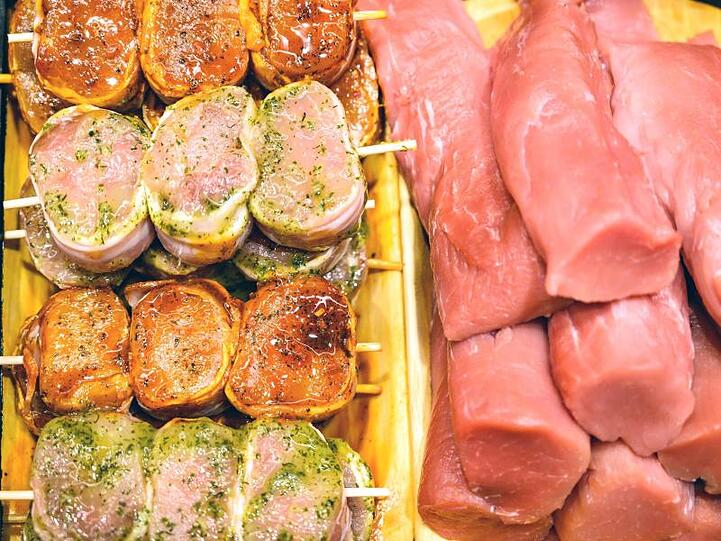 Fleischwaren liegen in einer Theke einer Fleischerei. Foto: Christophe Gateau/dpa/Symbolbild