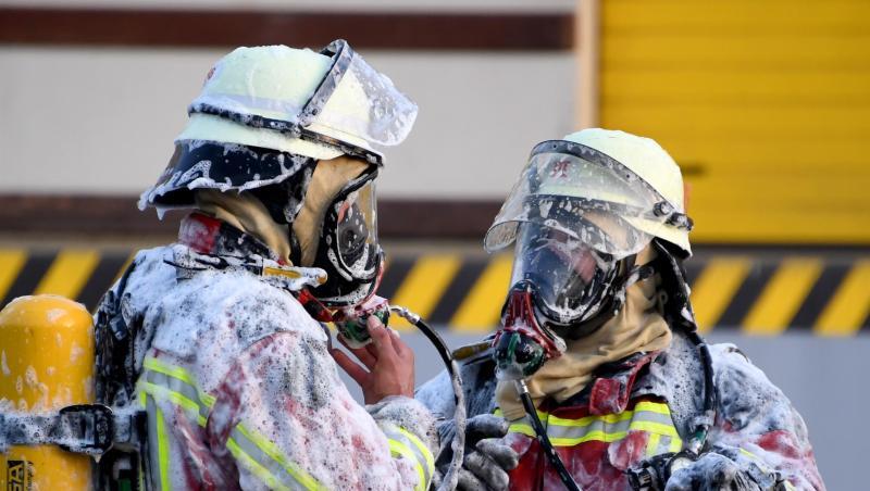 Mit Löschschaum beschmutzte Feuerwehrmänner stehen bei einem Einsatz. Foto: Carsten Rehder/Archivbild Mit Löschschaum beschmutzte Feuerwehrmänner stehen bei einem Einsatz. Foto: Carsten Rehder/Archivbild
