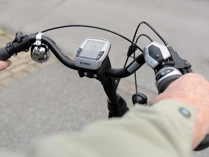 Bei einer Fahrt auf dem Elektrorad ist die Gefahr eines tödlichen Unfalls nach Berechnungen der Allianz dreimal höher als auf einem normalen Fahrrad ohne Motor.