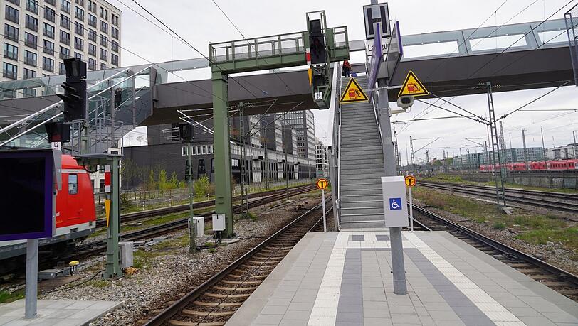  Donnersbergerbr&uuml;cke: Junger Mann zwischen Bahnsteigkante und einfahrende S-Bahn gefallen 