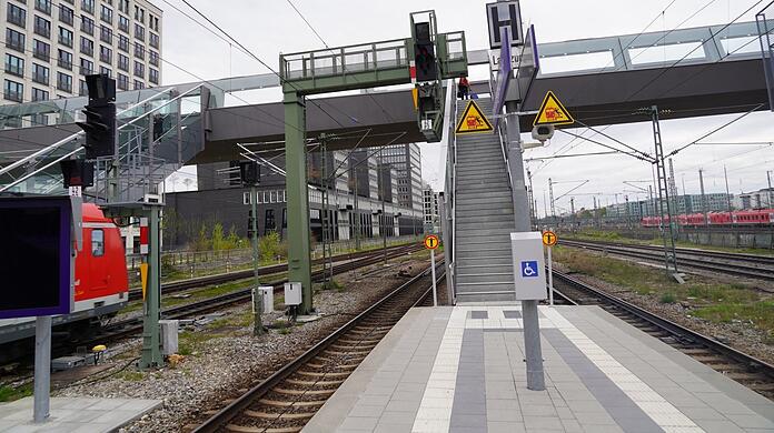 An der Haltestelle Donnersbergerbrücke ist einer der Männer ins Gleis gestürzt. (Archivbild)