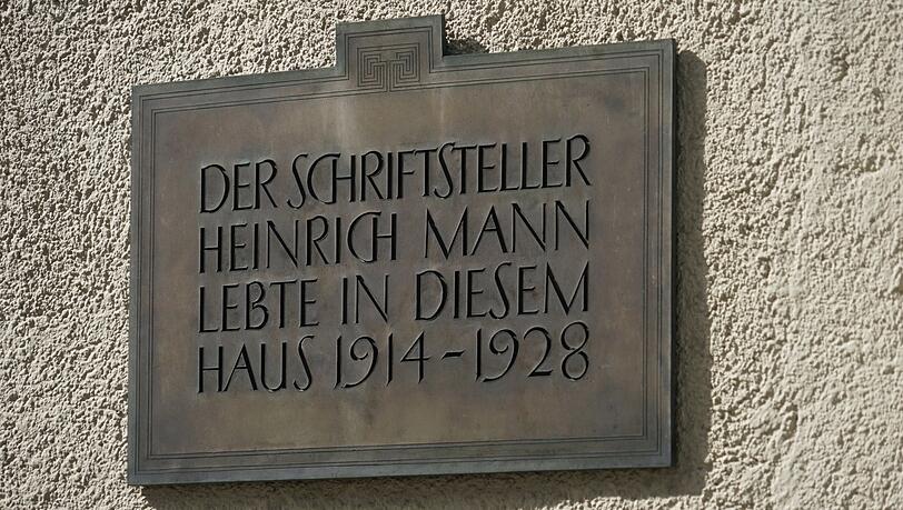 Im Moment erinnert diese Tafel noch an den berühmten Bewohner des Schwabinger Eckhauses. Im Moment erinnert diese Tafel noch an den berühmten Bewohner des Schwabinger Eckhauses.