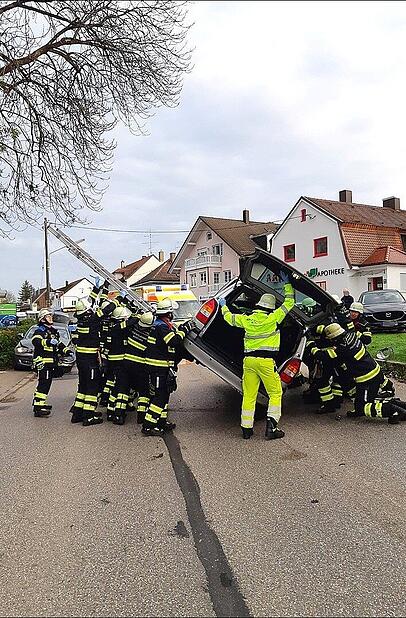 Nachdem die beiden Frauen medizinisch versorgt worden waren, wurde der Wagen wieder auf die Räder gestellt.