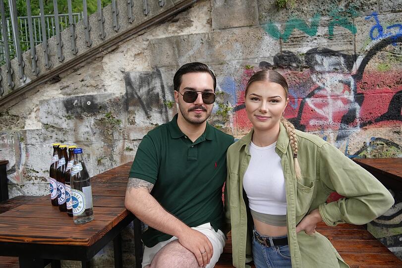 Mit-Wirte Silvan Demir und Lea Seemüller auf der Terrasse.