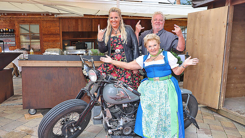 Sie luden zur 20. Almrauschparty: Die Sonnenbergstuben-Wirte Rosi und Fridel Schipflinger und PR-Lady Anja Viktoria Autenrieth (l.)