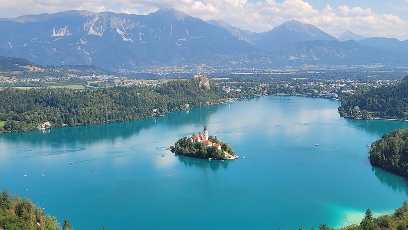 Rund um den Bleder See in Slowenien herrscht im Juni ein äußerst angenehmes Klima.