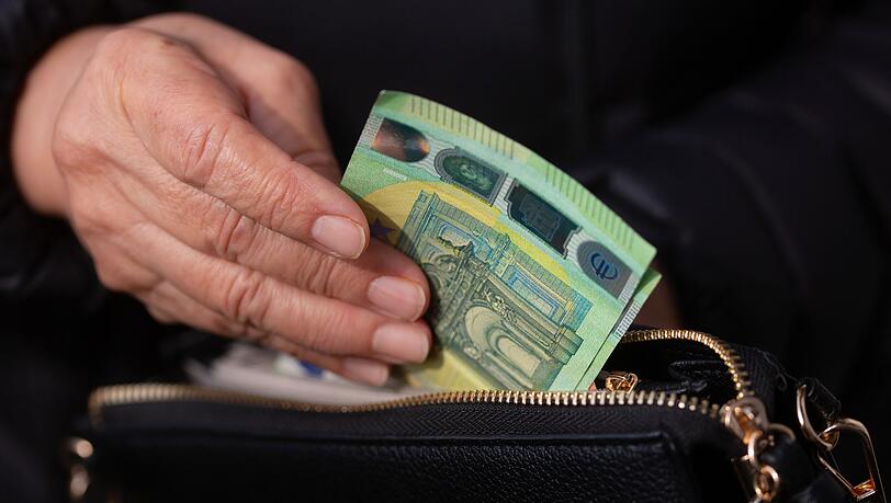 Eine Mehrheit der Bev&ouml;lkerung sieht laut einer Allianz-Umfrage Lebenshaltungs- und Gesundheitskosten als gr&ouml;&szlig;tes finanzielles Risiko im Alter. (Symbolbild)