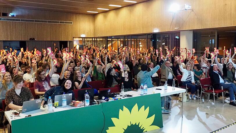 Die Gr&uuml;nen stimmen im Saal der Katholischen Akademie am Samstagabend (9. Mai) einstimmig f&uuml;r den Koalitionsvertrag.
