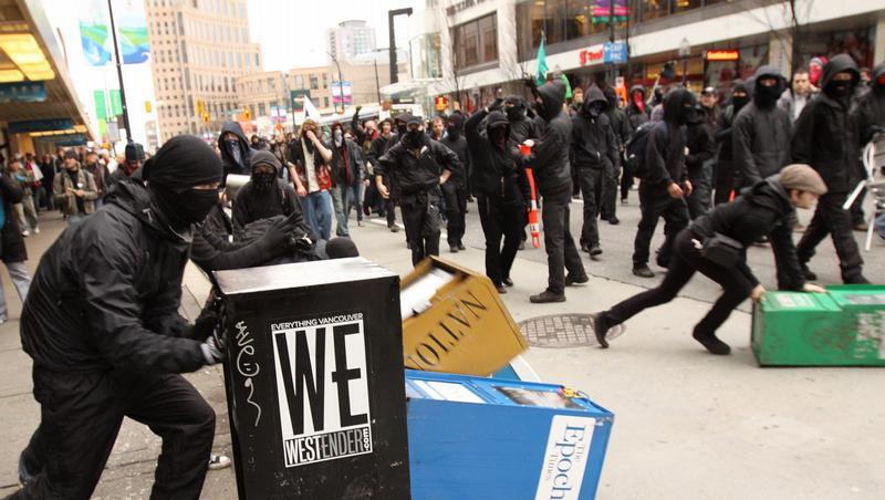 Demonstranten kämpfen in Vancouver mit der Polizei. Demonstranten kämpfen in Vancouver mit der Polizei.