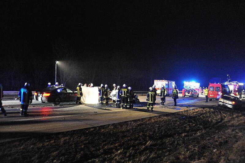 Rettungskräfte im Einsatz nach dem Unfall auf der A 92