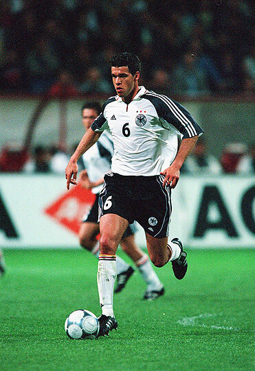 1. Länderspiel: Michael Ballack feiert sein Debüt in der Nationalmannschaft im
Alter von 22 Jahren als Spieler des 1. FC Kaiserslautern. Beim 0:1
gegen Schottland wird der gebürtige Görlitzer am 28. April 1999 in
Bremen von Teamchef Erich Ribbeck für Dietmar Hamann eingewechselt.
