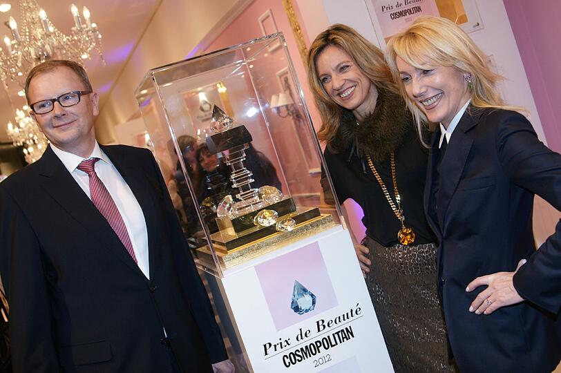 Carolin Schuhler und Waltraut von Mengden vom Cosmopolitan mit Oberpollinger-Geschäftsführer Holger Grabmeister bei "Prix de Beauté".