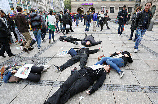 Flashmob am Richard-Strauss-Brunnen und plötzlich liegen lauter Menschen auf dem Boden.