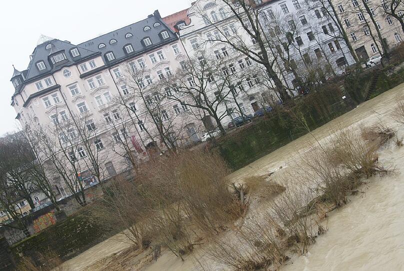 Dauerregen sorgt für Hochwasser an der Isar: In München wurde mit Hochwasserwarnstufe 1 gerechnet. Die Bilder.