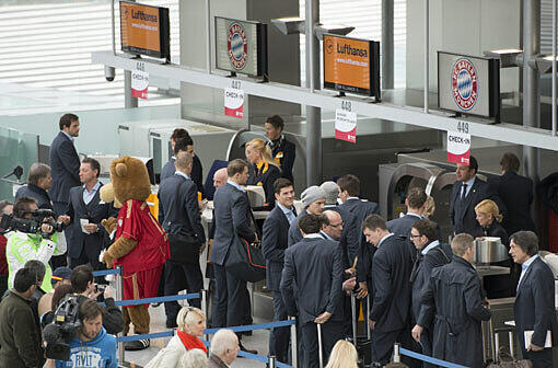 Die Bayern-Spieler checken am Dienstagvormittag am Münchner Flughafen ein.