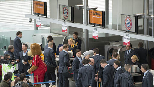 Die Bayern-Spieler checken am Dienstagvormittag am Münchner Flughafen ein. Die Bayern-Spieler checken am Dienstagvormittag am Münchner Flughafen ein.