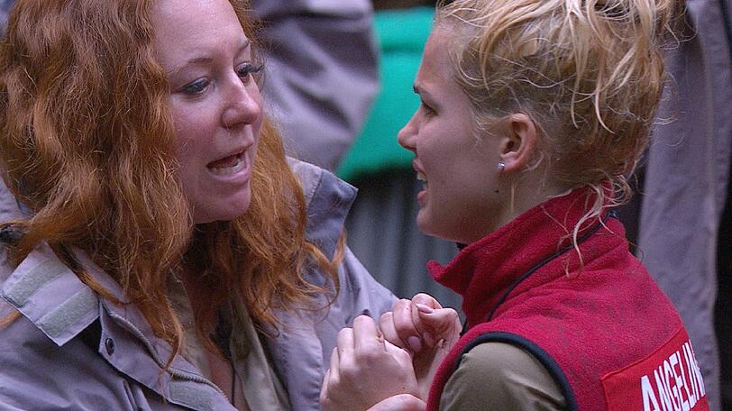 Angelina Heger und Patricia Blanco auf Schatzsuche: Beim &bdquo;Schlammpuzzle&ldquo; mussten die beiden in einer braunen Brühe abtauchen.