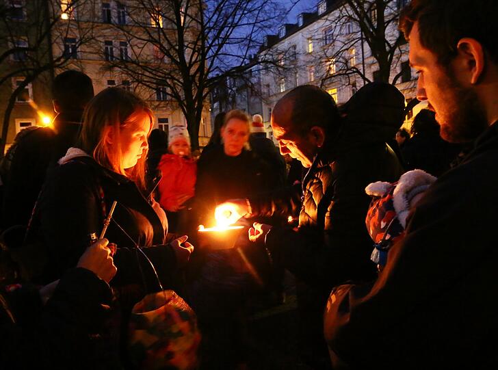 Die Bilder von der Trauerfeier am Pariser Platz in Haidhausen.