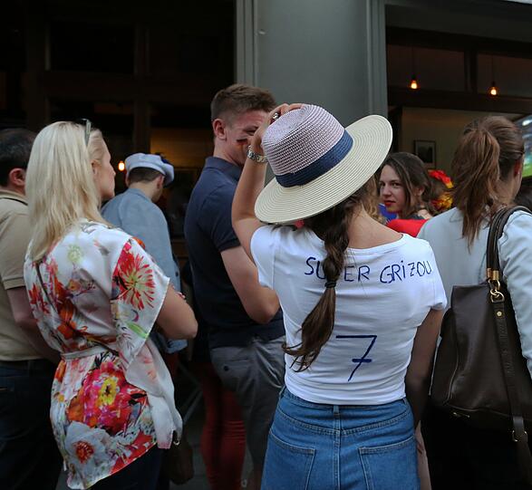 Beim Halbfinale gegen Frankreich müssen die Münchner Fans stark sein. Das zeigen die Bilder vom Public Viewing.