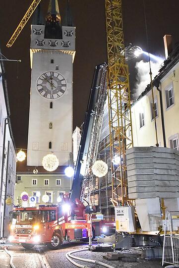 Ein Übergreifen der Flammen auf benachbarte Gebäude konnte die Feuerwehr verhindern.